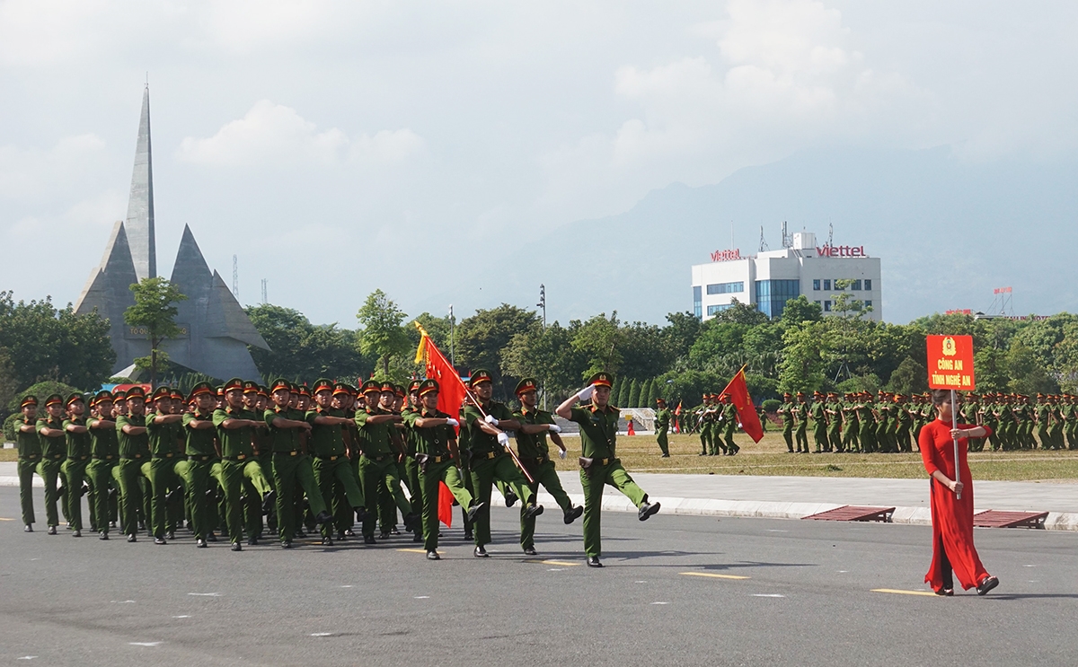 Các lực lượng khối Công an các tỉnh tham gia diễu hành tại buổi lễ