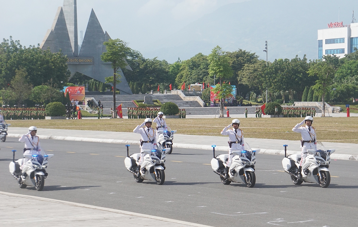 Đội xe dẫn đoàn trình diễn kỹ năng khi qua lễ đài
