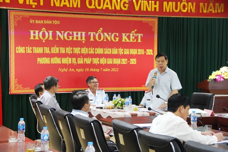 Ông Lô Xuân Vinh, Phó ban Dân tộc tỉnh Nghệ An chia sẻ kinh nghiệm tại Hội nghị
