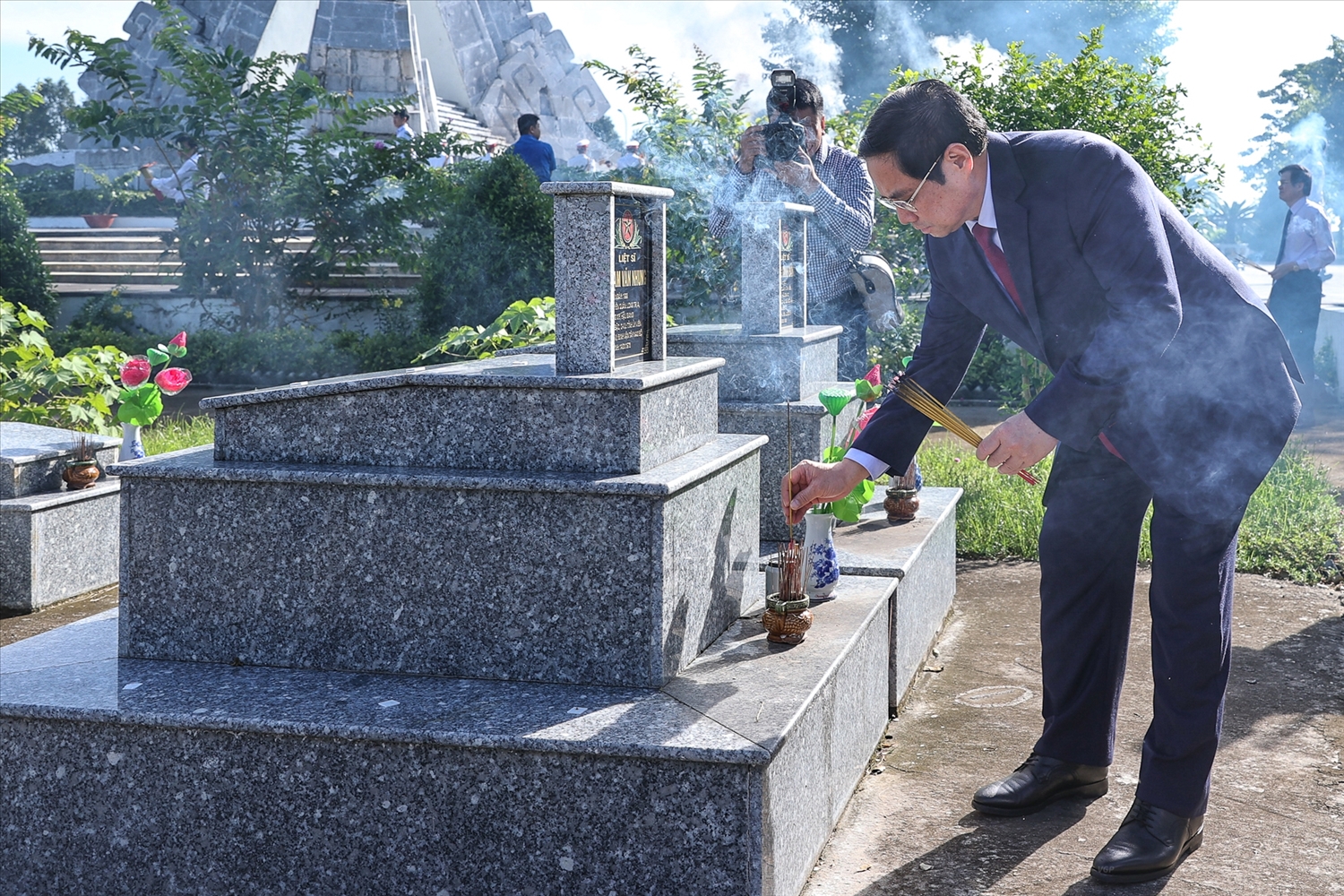 Thủ tướng dâng hương tại Nghĩa trang liệt sĩ tỉnh Hậu Giang - Ảnh: VGP/Nhật Bắc