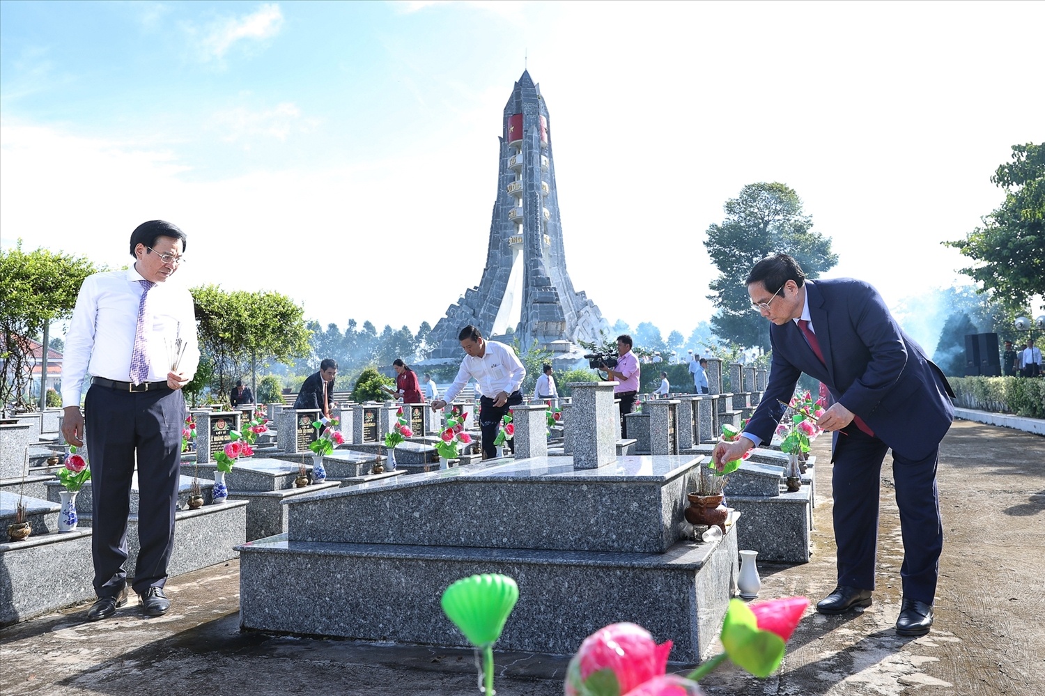 Thủ tướng dâng hương tưởng niệm các anh hùng, liệt sĩ tại Nghĩa trang liệt sĩ tỉnh Hậu Giang - Ảnh: VGP/Nhật Bắc