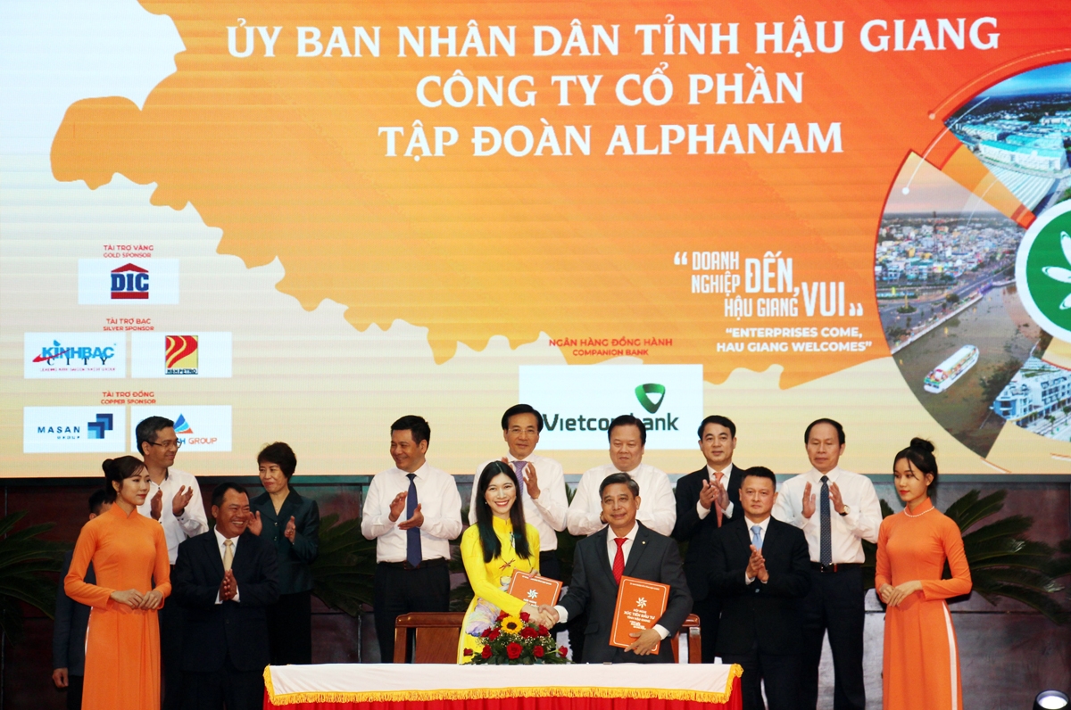 Chủ tịch UBND tỉnh Hậu Giang Đồng Văn Thanh thực hiện nghi thức ký kết Biên bản ghi nhớ đầu tư với các doanh nghiệp