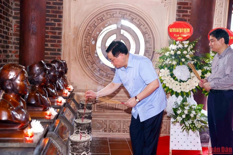 Chủ tịch Quốc hội Vương Đình Huệ thắp hương tưởng nhớ các anh hùng liệt sĩ thanh niên xung phong Truông Bồn. (Ảnh: Đăng Anh)