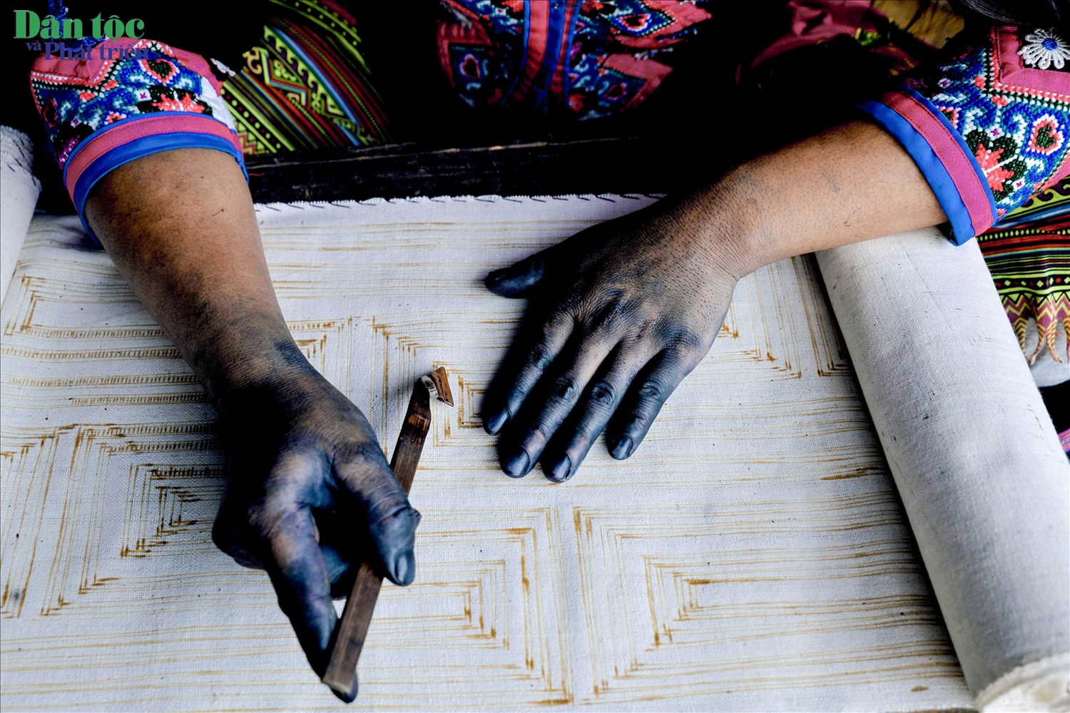 Đôi bàn tay “nhuộm chàm” không chỉ là nghệ thuật mà đó còn là nét đẹp mộc mạc trân quý là biểu tượng của vẻ đẹp lao động của người phụ nữ vùng cao