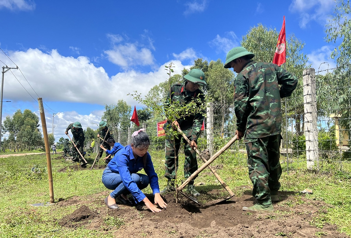 Cán bộ chiến sĩ của Tiểu đoàn 2, Lữ đoàn Pháo binh 40 đã thực hiện chiến dịch thanh niên tình nguyện Hè năm 2022 trồng cây xanh tại xã Đăk Jơ Ta, huyện Mang Yang