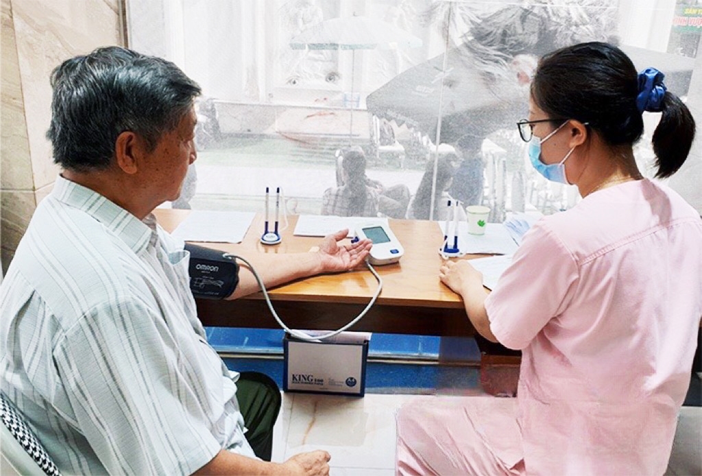 Người có công trên địa bàn Tp. Lạng Sơn được khám bệnh miễn phí tại Phòng khám đa khoa quốc tế Ngọc Lan. (Ảnh: Báo Lạng Sơn)