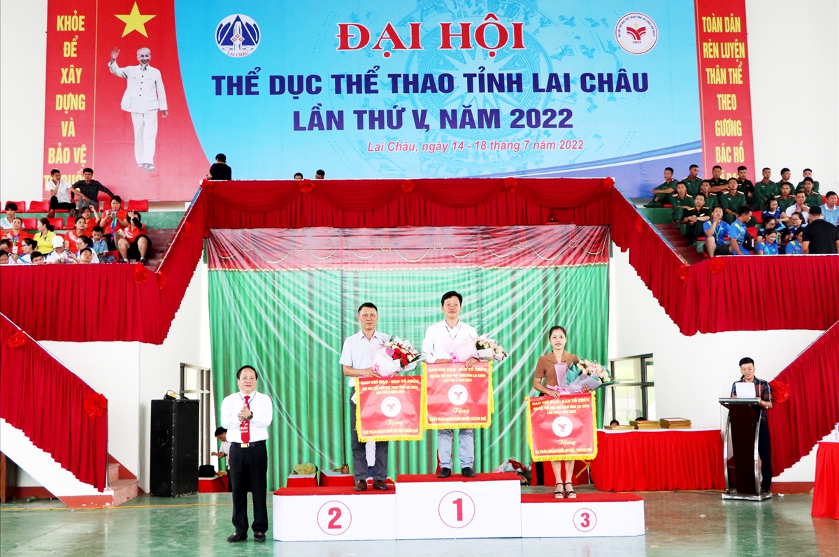 Ông Tống Thanh Hải (ngoài cùng bên trái) Phó Chủ tịch Thường trực UBND tỉnh, Trưởng Ban Chỉ đạo - Ban Tổ chức Đại hội TDTT tỉnh Lai Châu lần thứ V, năm 2022 trao Bằng khen cho các tập thể