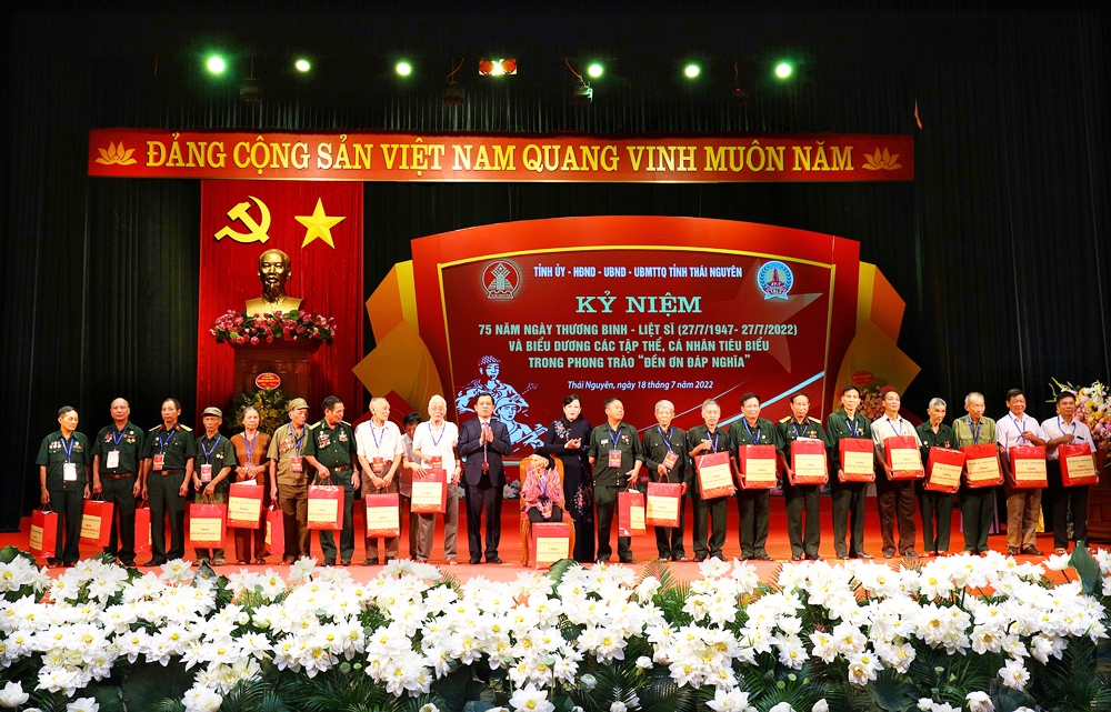 Bí thư Tỉnh ủy Thái Nguyên Nguyễn Thanh Hải trao tặng quà người có công với cách mạng 