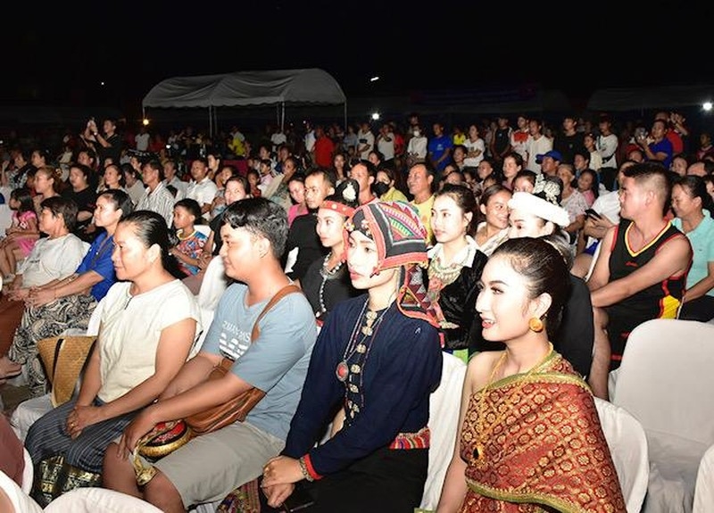Đông đảo nhân dân thành phố Luông Pha Băng và du khách tới dự đêm khai mạc.