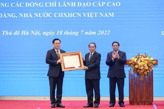 Thường trực Ban Bí thư, Phó Chủ tịch nước Lào Bounthong Chitmany trao Huân chương Vàng quốc gia cho Chủ tịch Quốc hội Vương Đình Huệ - Ảnh: VGP/Nhật Bắc