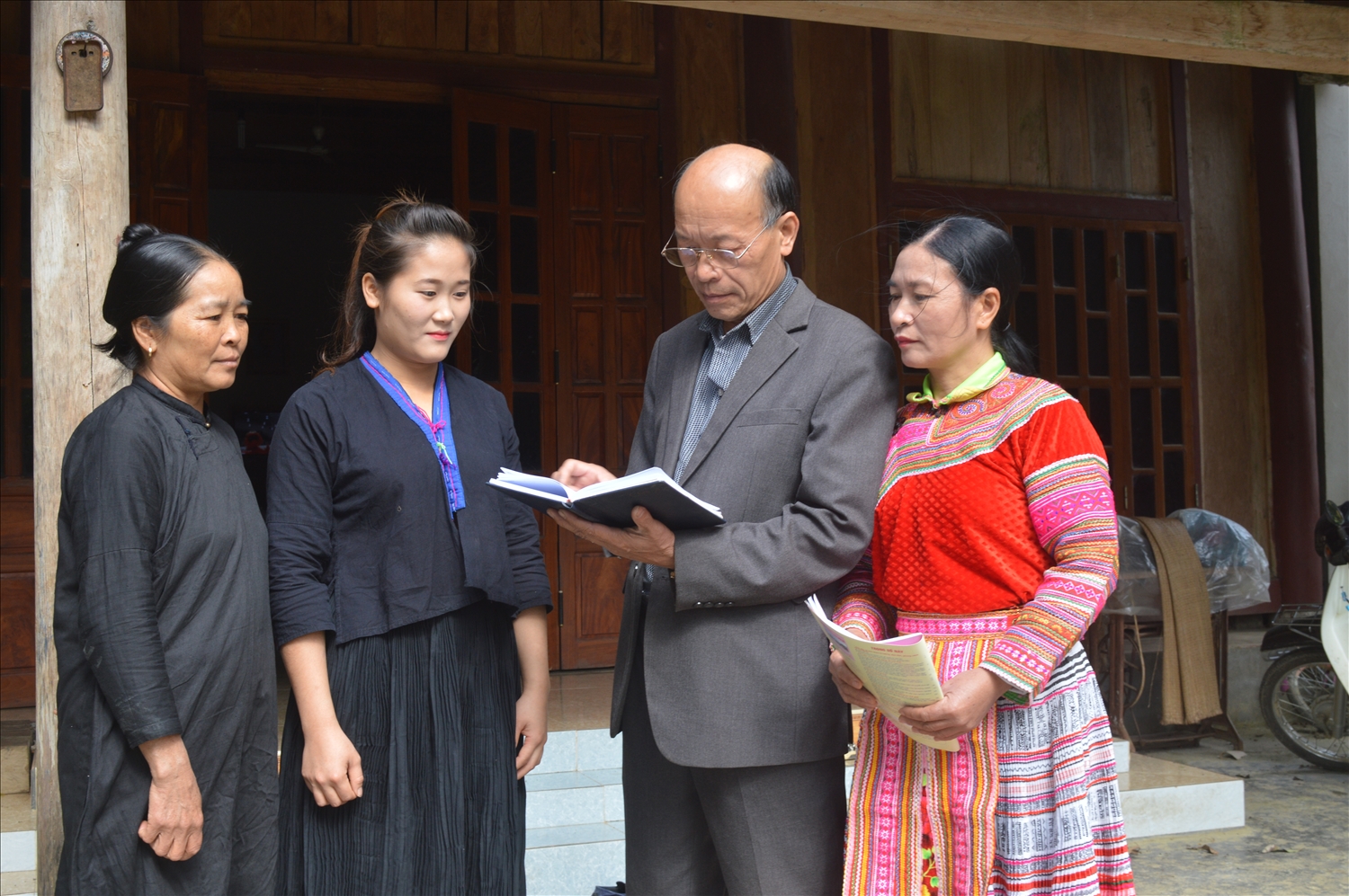 Các thành viên Tổ hòa giải thôn Đồng Cướm, xã Trung Sơn (Yên Sơn) tuyên truyền pháp luật cho bà con