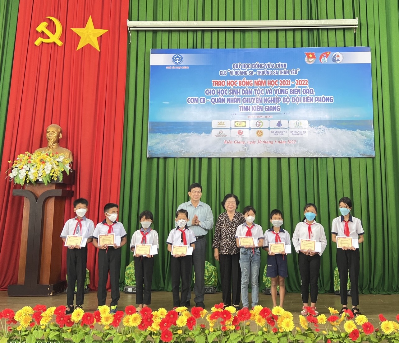 Bà Trương Mỹ Hoa, nguyên Phó Chủ tịch nước và ông Thái Châu Báu, Phó Trưởng Ban Dân vận Tỉnh ủy Kiên Giang trao học bổng “Vừ A Dính” cho các em học sinh dân tộc Khmer có hoàn cảnh khó khăn