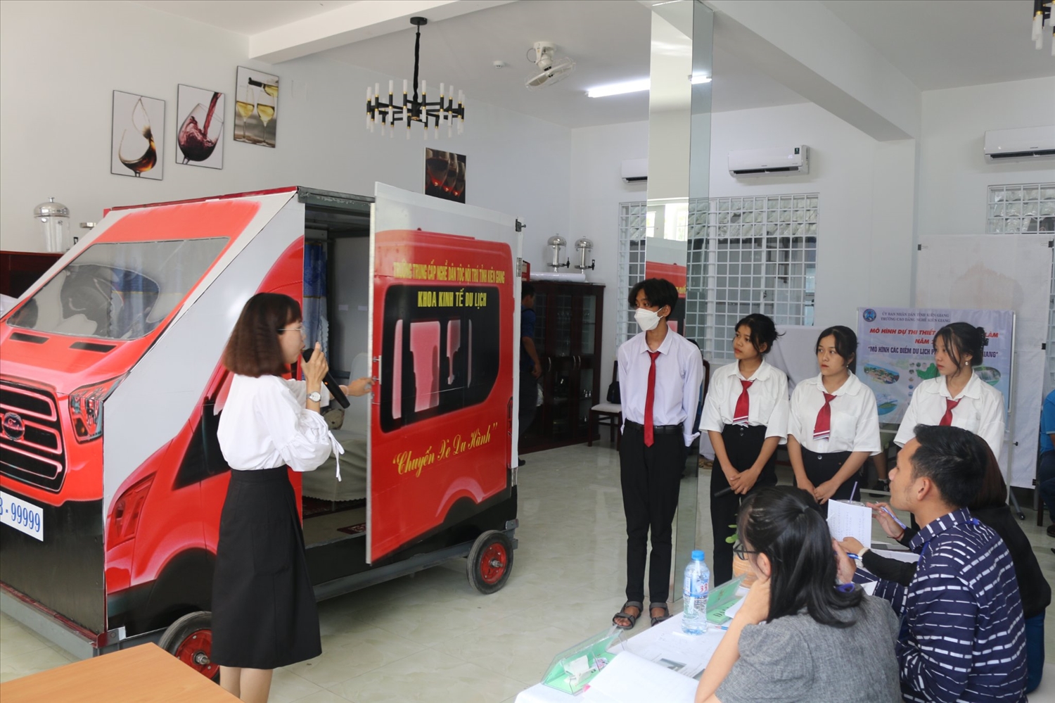 Thiết bị “Chuyến xe du hành” dùng trong giảng dạy nghề Hướng dẫn viên du lịch của trường Trung cấp nghề DTNT tỉnh Kiên Giang