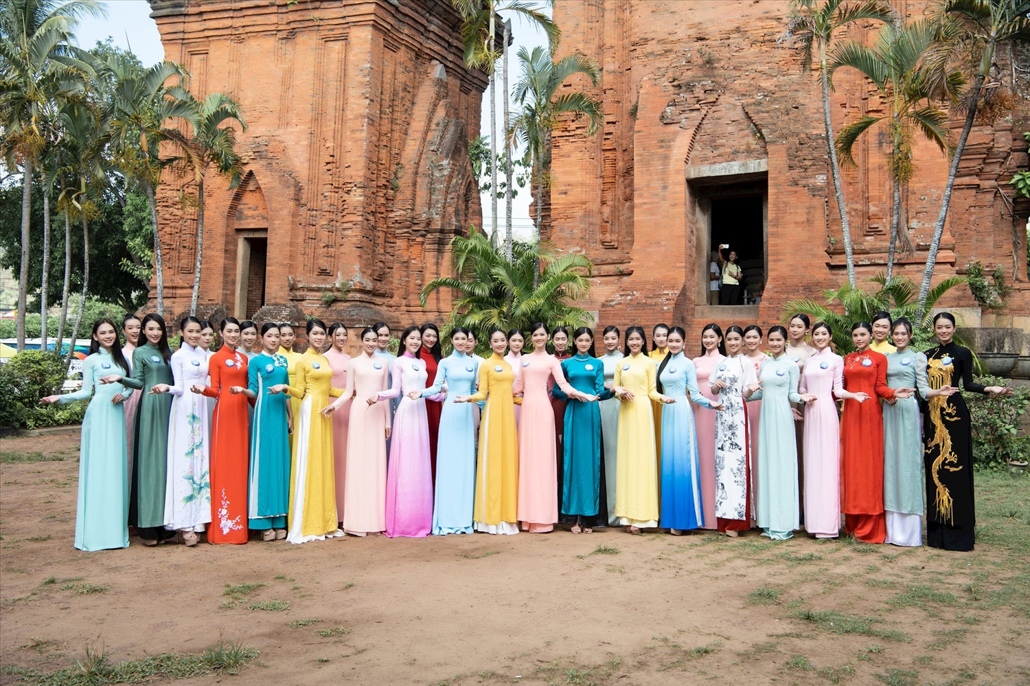 Thí sinh Hoa hậu Thế Giới Việt Nam 2022 nền nã trong áo dài ngày hội ngộ tại Bình Định