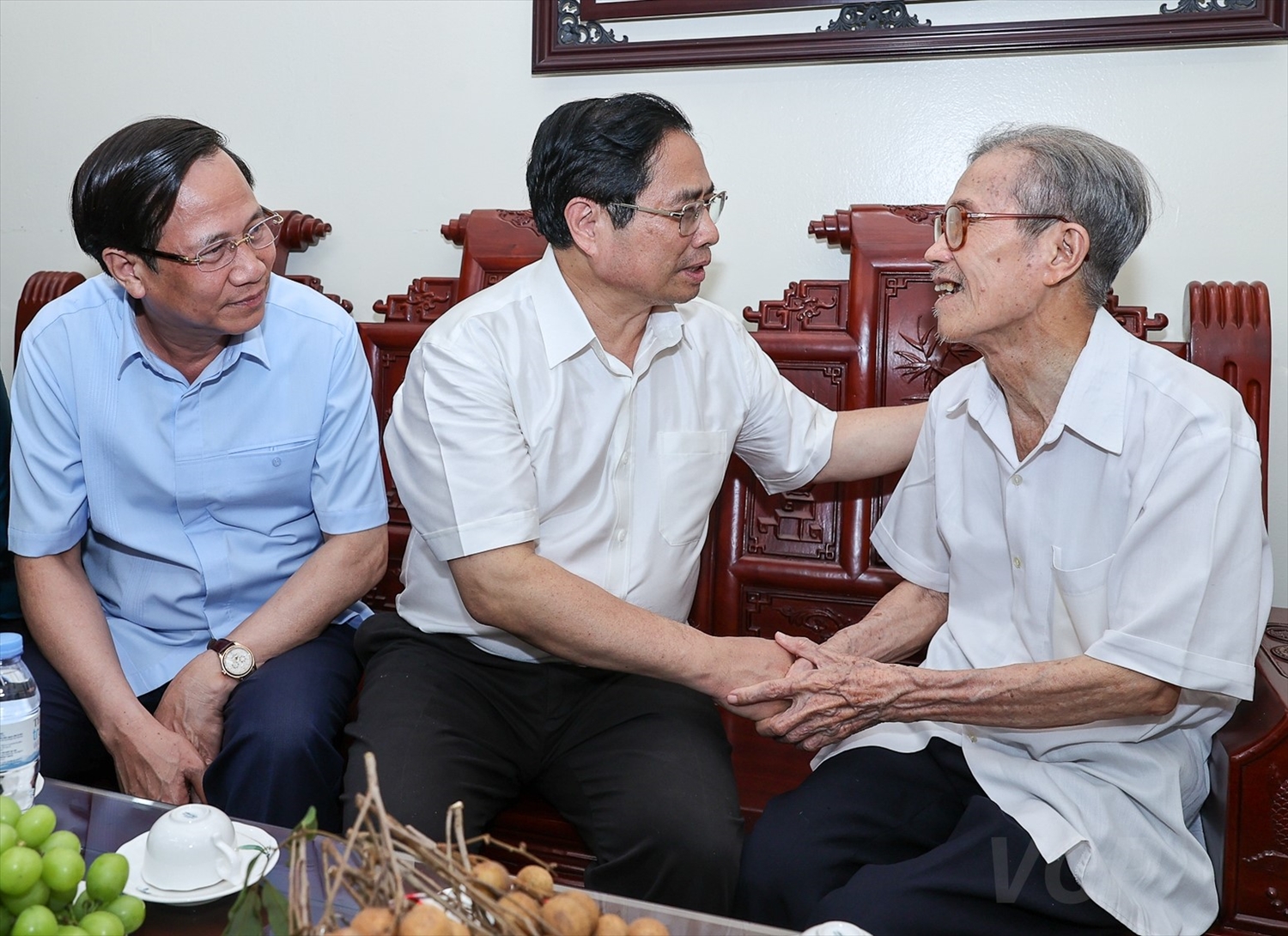 Thủ tướng thăm gia đình liệt sĩ Lê Văn Dũng tại phường Minh Khai, thành phố Phủ Lý - Ảnh: VGP/Nhật Bắc