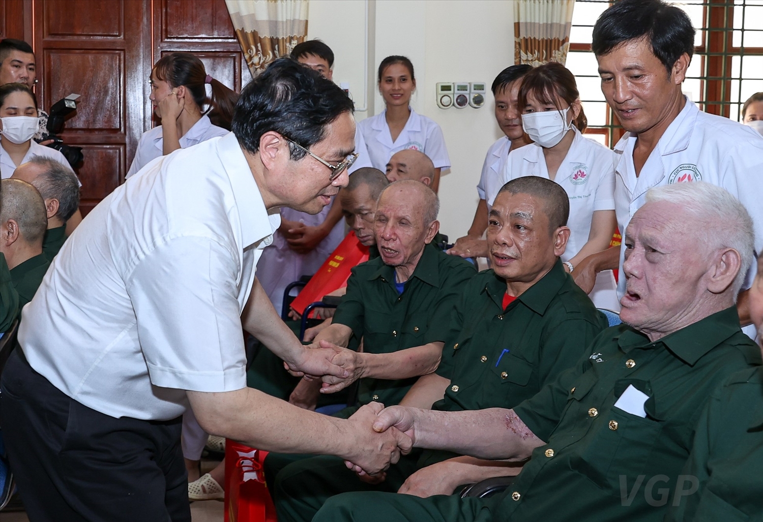 Thủ tướng Phạm Minh Chính thăm, tặng quà tại Trung tâm điều dưỡng thương binh Kim Bảng, Hà Nam - Ảnh: VGP/Nhật Bắc