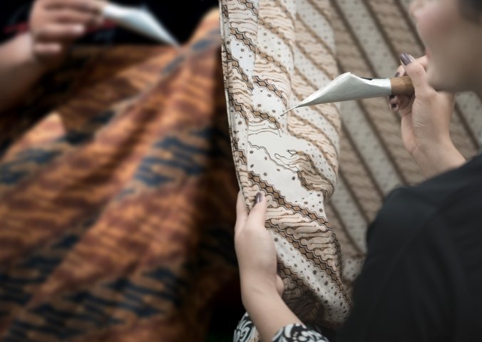 Thợ thủ công vẽ họa tiết Batik lên tấm vải