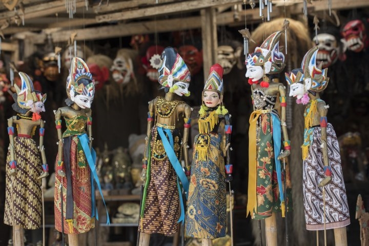 Con rối gỗ truyền thống mặc váy may bằng vải Batikcủa Indonesia