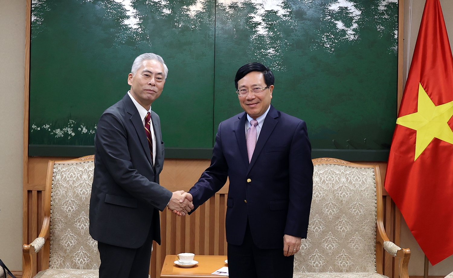 Phó Thủ tướng Thường trực Phạm Bình Minh tiếp ông Noriaki Koyama, Phó Chủ tịch Tập đoàn bán lẻ hàng đầu Nhật Bản Fast Retailing - Ảnh: VGP/Hải Minh