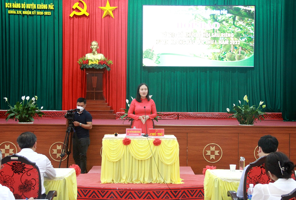 Bà Ngô Thị Minh Trinh, Phó Chủ tịch UBND huyện Krông Pắc chia sẻ thông tại lễ hội sầu riêng tại Họp báo