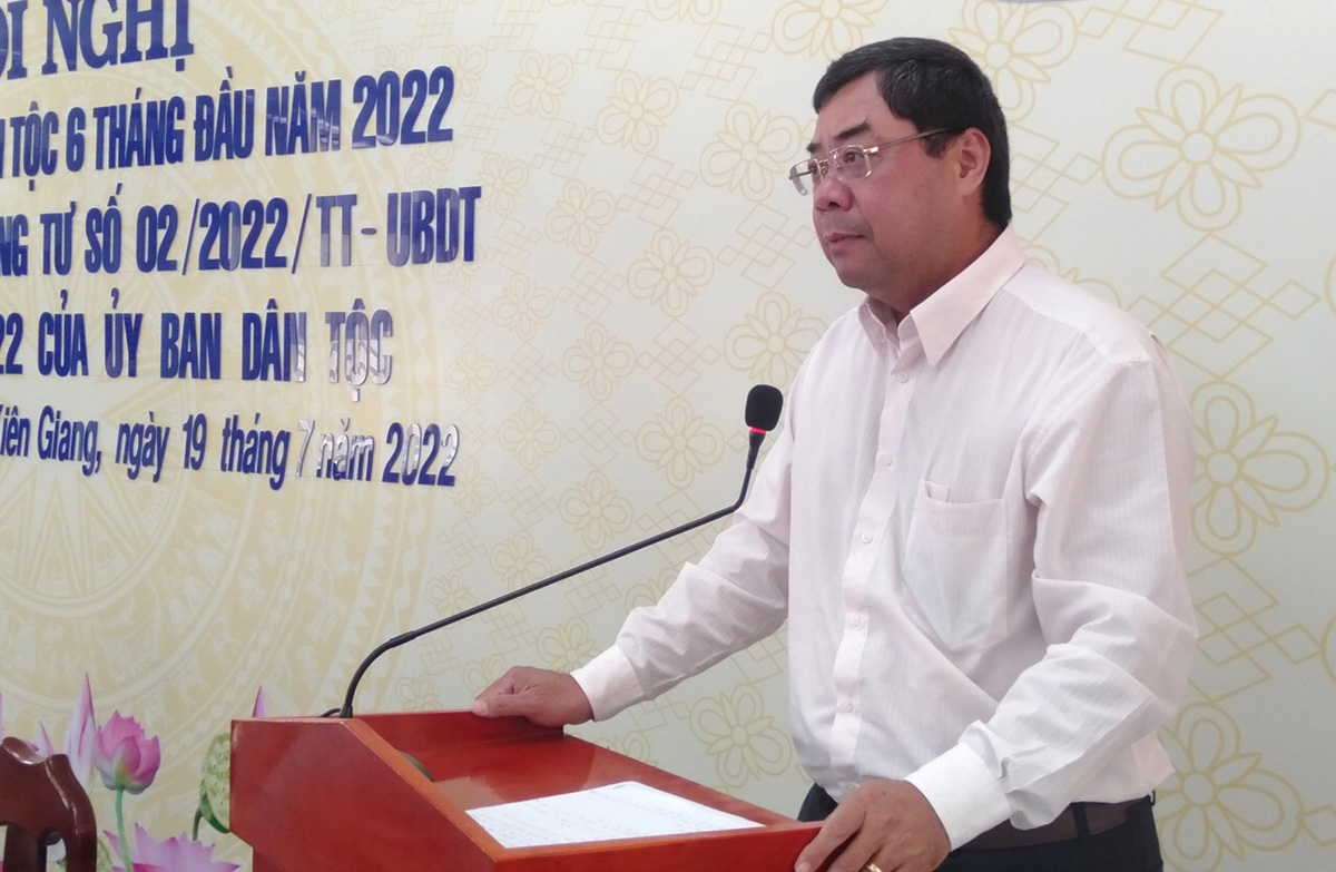 Phó Vụ trưởng phụ trách Vụ Địa phương III Tào Việt Thắng phát biểu tại Hội nghị