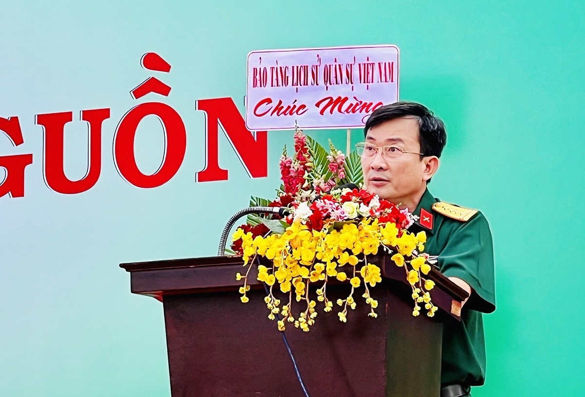 Đại tá Lê Minh Quang, Phó Chủ nhiệm Chính trị Quân khu 9 phát biểu Khai mạc triển lãm 