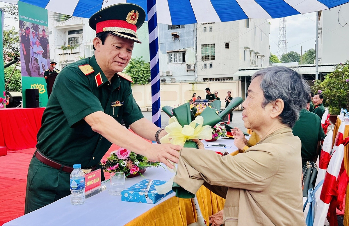Thiếu tướng Hồ Văn Thái, Chính ủy Bộ Tư lệnh Quân khu 9 tặng hoa tri ân thương binh Lê Hồng Quân - nhân chứng lịch sử 