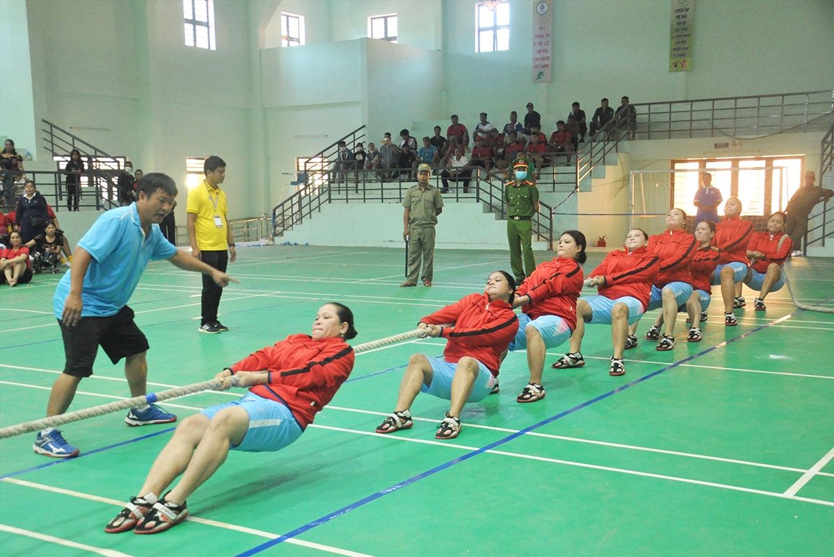 Đội kéo co nữ Nam Giang thi đấu thuyết phục và đoạt chức vô địch. (Ảnh: T.V)