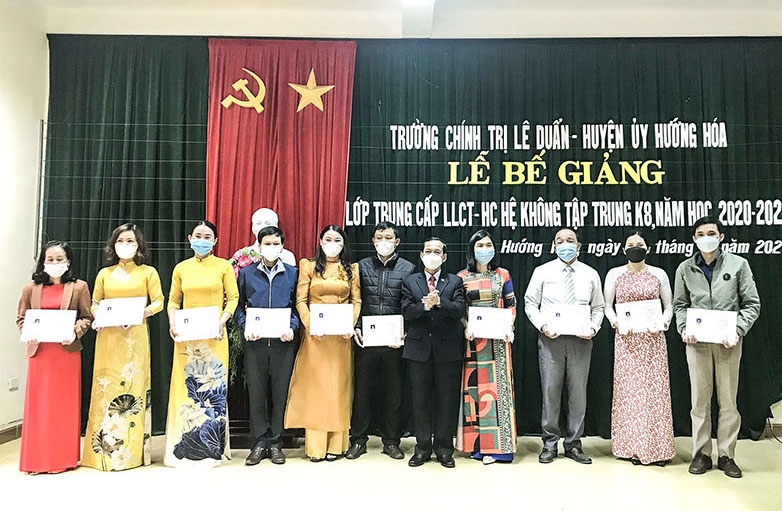 Bế mạc lớp trung cấp lý luận chính trị - hành chính tổ chức ở huyện Hướng Hóa. (Ảnh: N.Đ.P)
