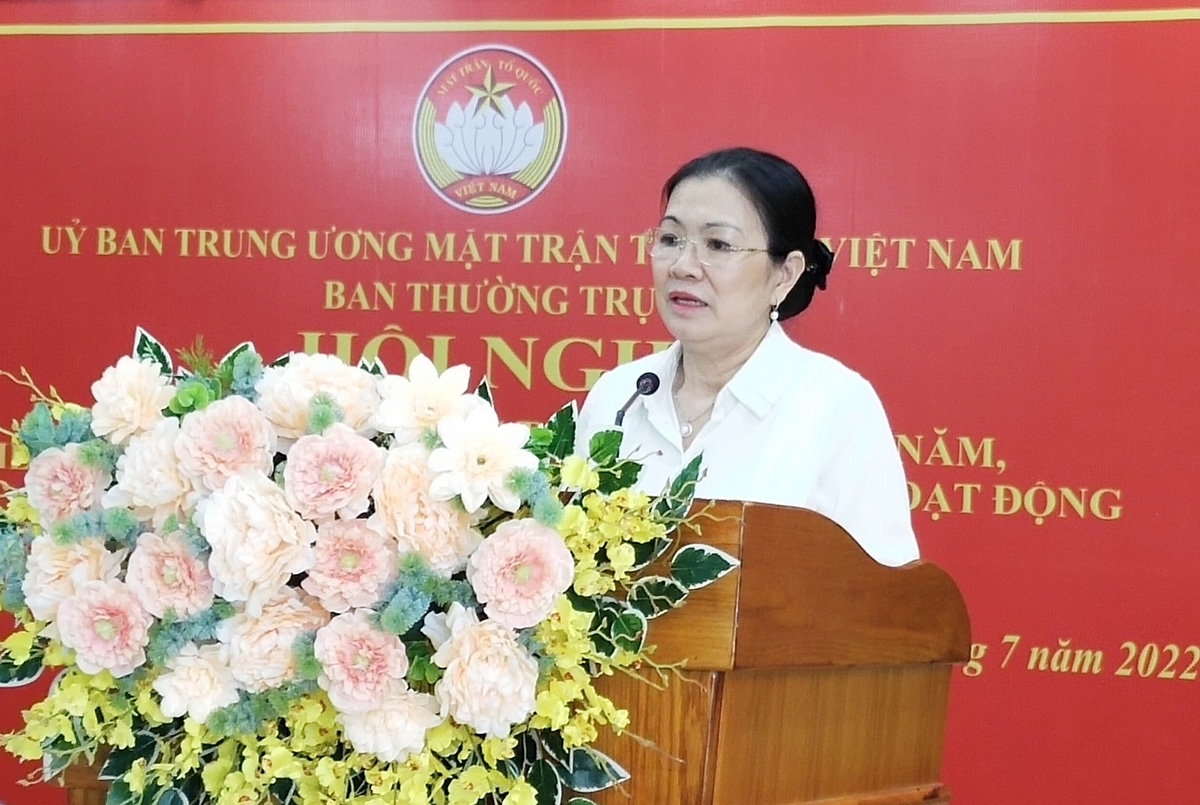 Bà Trương Thị Ngọc Ánh - Phó Chủ tịch Trung ương Ủy ban MTTQ Việt Nam phát biểu tại Hội nghị