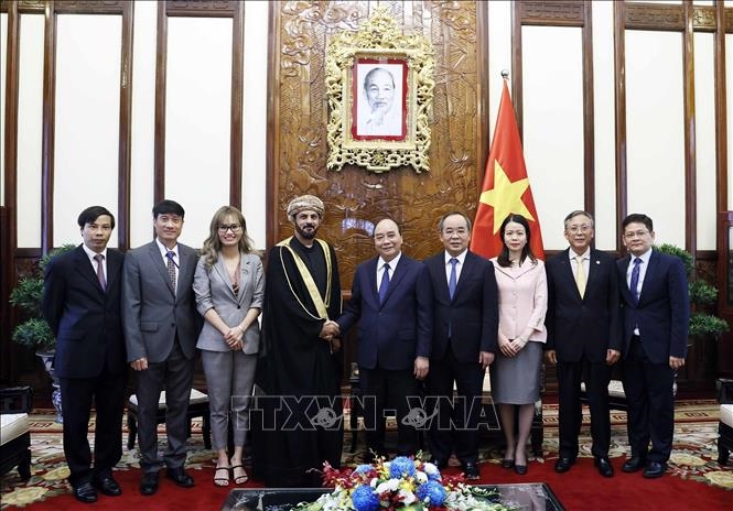 Chủ tịch nước Nguyễn Xuân Phúc chụp ảnh chung với Đại sứ Saleh Mohamed Ahmed Al Saqri - Ảnh: TTXVN