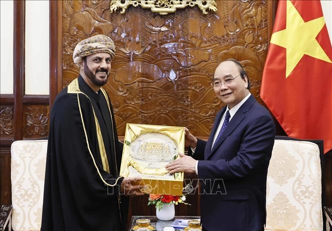 Chủ tịch nước Nguyễn Xuân Phúc tặng quà lưu niệm cho Đại sứ Oman Saleh Mohamed Ahmed Al Saqri - Ảnh: TTXVN