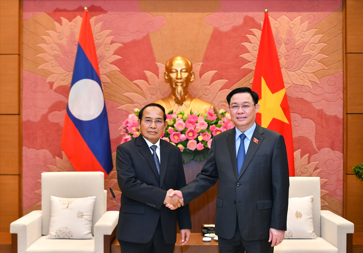 Chủ tịch Quốc hội Vương Đình Huệ và Phó Chủ tịch nước Cộng hòa Dân chủ Nhân dân Lào Bounthong Chitmany