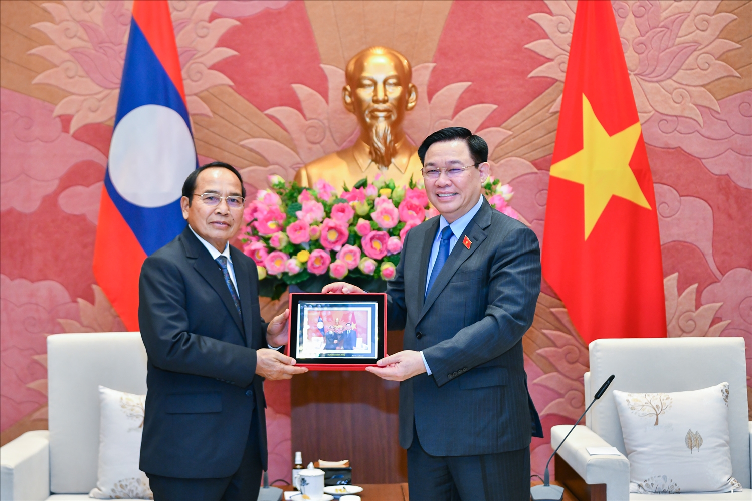 Chủ tịch Quốc hội Vương Đình Huệ trao quà lưu niệm cho Phó Chủ tịch nước Lào Bounthong Chitmany