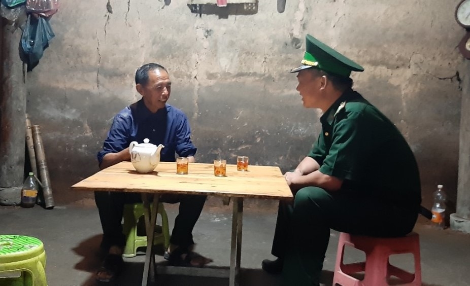 Ông Vàng Seo Chư trò chuyện cùng cán bộ Đồn Biên phòng Cửa khẩu Quốc tế Thanh Thuỷ 