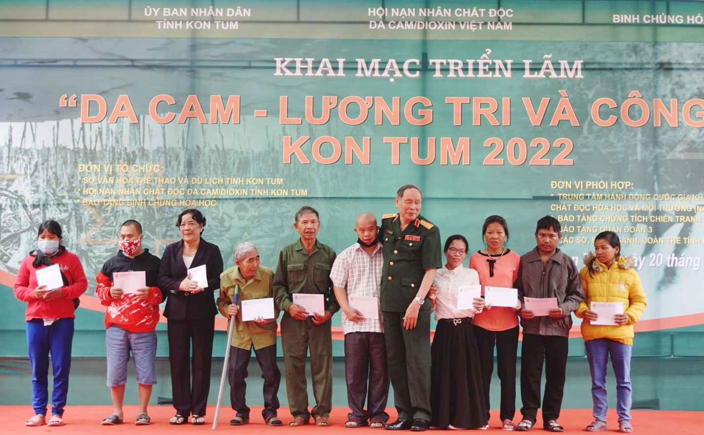 Trao quà cho các nạn nhân chất độc da cam/dioxin tỉnh Kon Tum.
