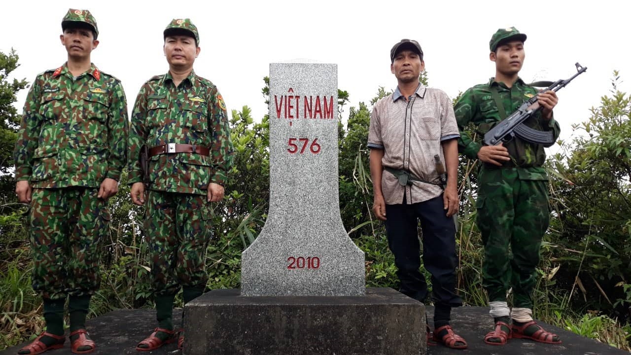 Chiến sĩ Đồn Biên phòng Làng Ho, Bộ đội Biên phòng Quảng Trị cùng đồng bào đi tuần tra cột mốc 576 