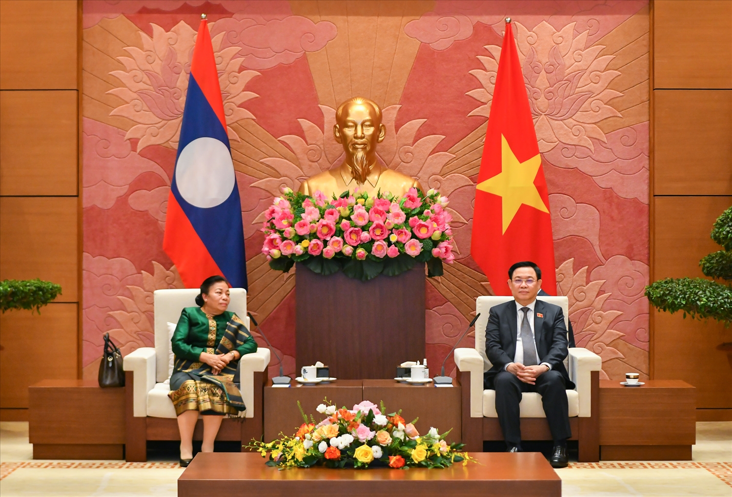 Tại cuộc tiếp, hai bên khẳng định quan hệ hữu nghị vĩ đại, đoàn kết đặc biệt và hợp tác toàn diện Việt Nam – Lào,"có 1 không 2" giữa hai nước