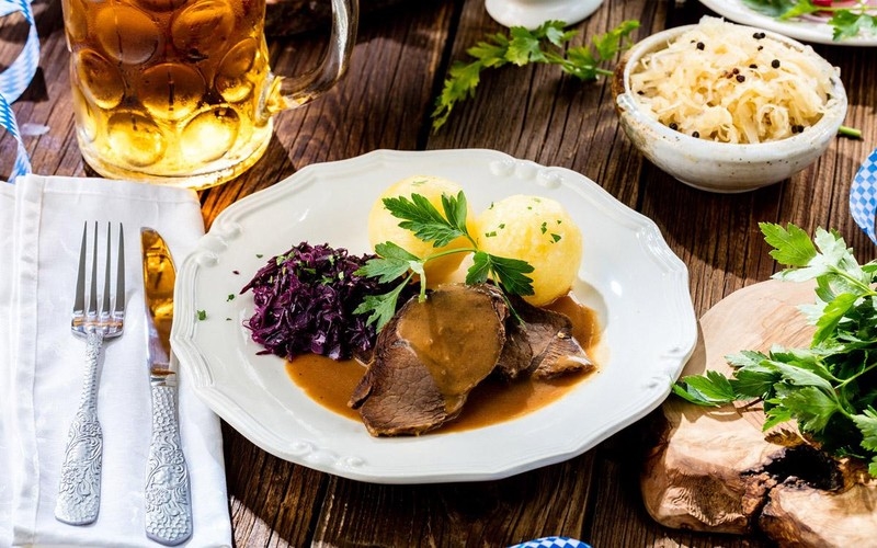 Món Sauerbraten nổi tiếng của Đức