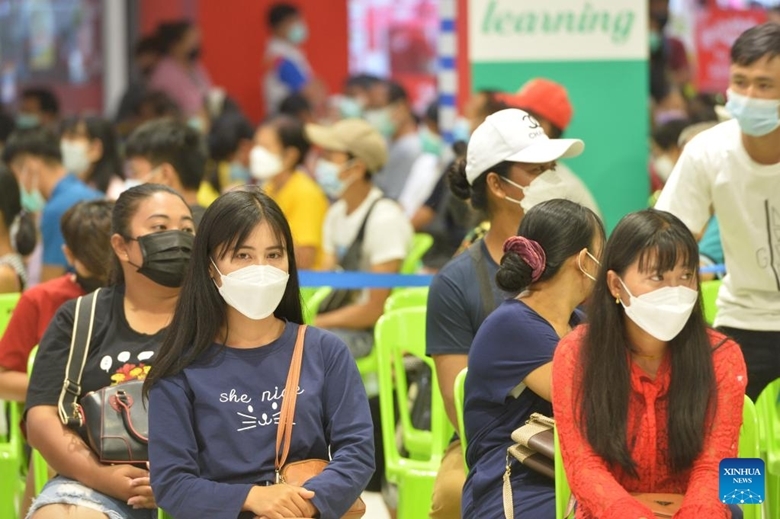 Người dân xếp hàng chờ tiêm vaccine COVID-19 tại thủ đô Bangkok, Thái Lan, ngày 19/7/2022. (Ảnh: Xinhua) 