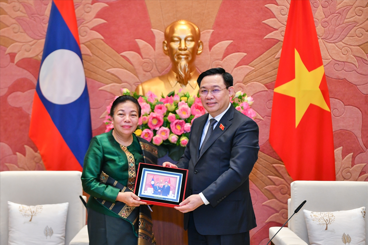 Chủ tịch Quốc hội Vương Đình Huệ tặng quà lưu niệm Phó Chủ tịch Quốc hội Lào Sounthone Xayachak
