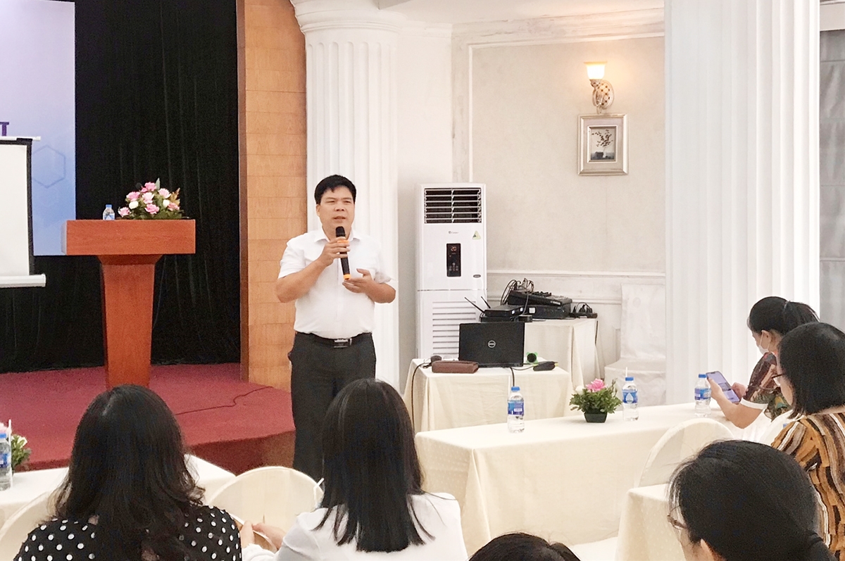 Ông Đinh Xuân Thắng - Phó Vụ trưởng Vụ Tuyên truyền (UBDT) trình bày về “Chính sách, pháp luật của Đảng, Nhà nước Việt Nam về dân tộc Việt Nam”