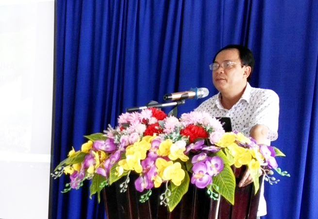 Ông Nguyễn Duy Trường, Trưởng phòng Tuyên truyền, Ban Dân tộc tỉnh Cà Mau làm báo cáo viên tại xã Quách Phẩm Bắc, huyện Đầm Dơi