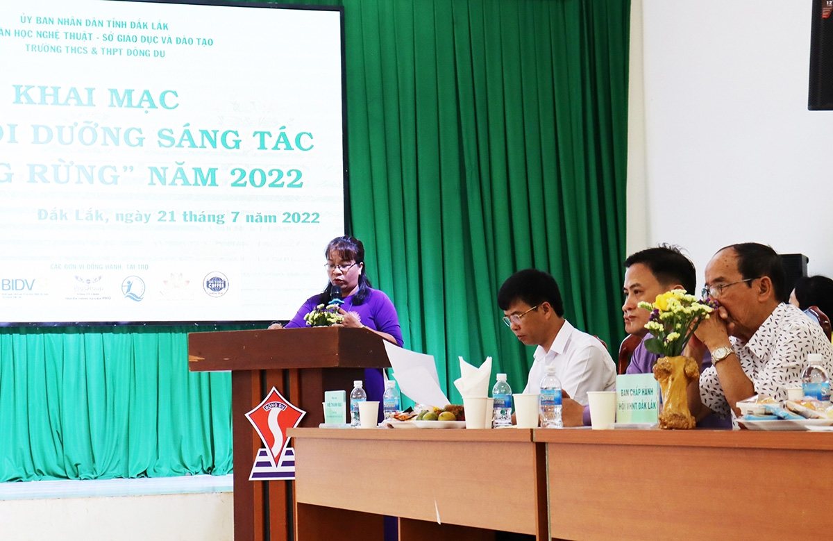 Bà Niê Thanh Mai, Chủ tịch Hội Văn học Nghệ thuật tỉnh Đắk Lắk phát biểu khai mạc