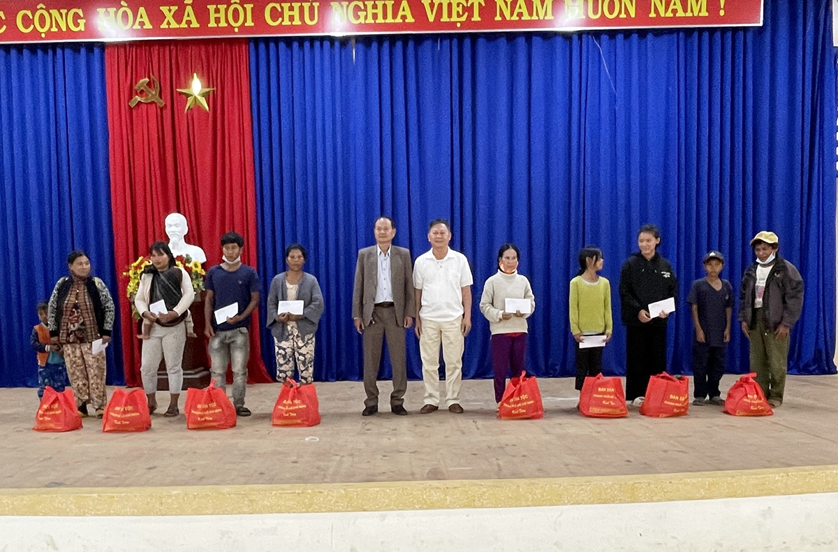 Ông Tăng Cẩm Vinh, nguyên Phó Trưởng Ban Dân tộc TP. Hồ Chí Minh tặng quà đồng bào DTTS nghèo xã Phan Hiệp, huyện Bắc Bình, Bình Thuận