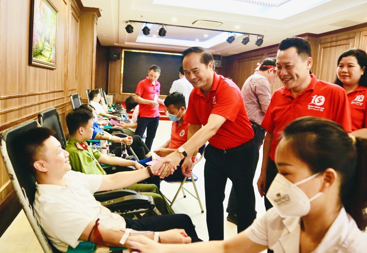 Phó Chủ tịch UBND tỉnh Hoàng Việt Phương, Trưởng Ban chỉ đạo vận động hiến máu tình nguyện tỉnh Tuyên Quang cùng lãnh đạo Hội Chữ thập đỏ tỉnh thăm hỏi, động viên người hiến máu