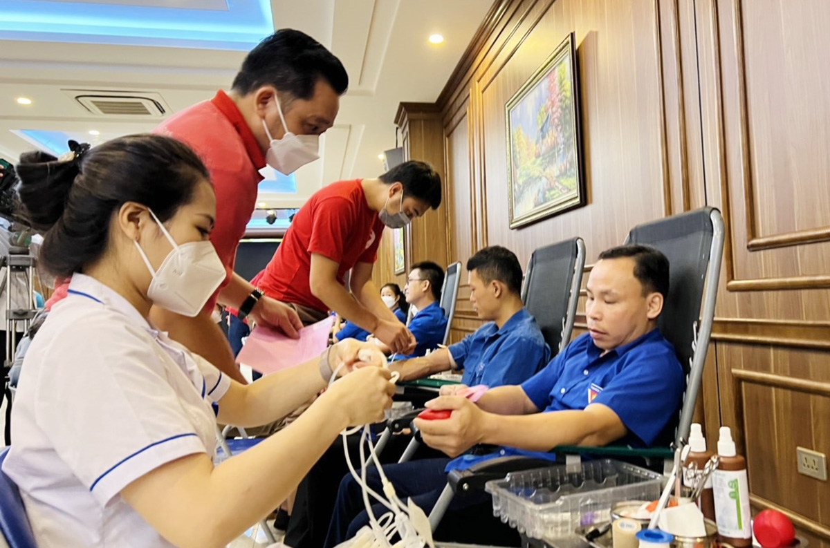 Đông đảo các tình nguyện viên tham gia hiến máu