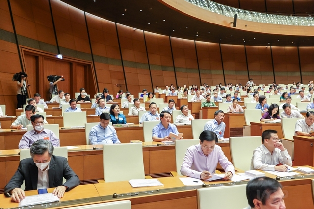 Các đại biểu tham dự Hội nghị trực tiếp tại điểm cầu Hội trường Diên Hồng, Nhà Quốc hội, TP. Hà Nội - Ảnh: VGP/Nhật Bắc