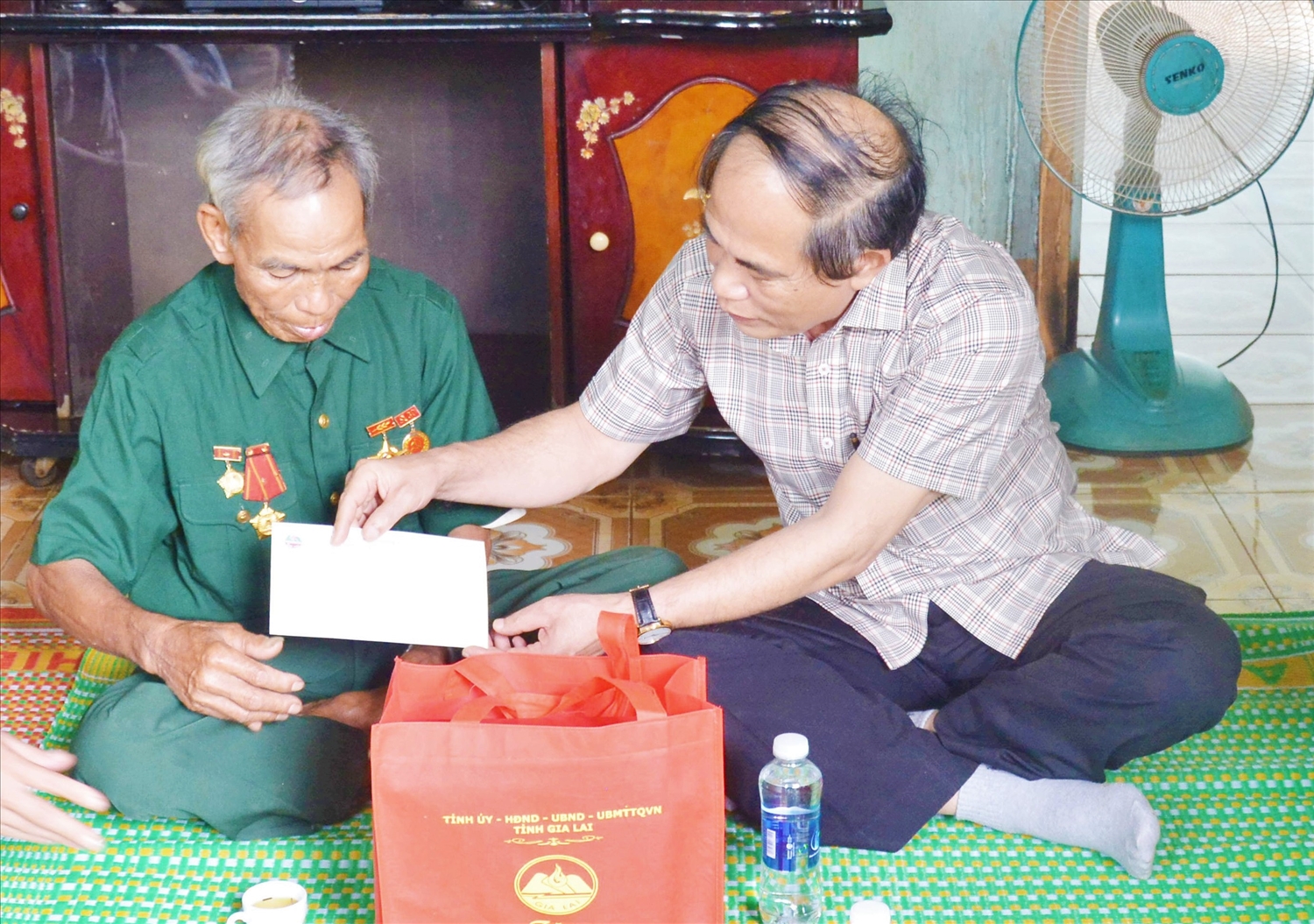 Ông Võ Ngọc Thành, Chủ tịch UBND tỉnh Gia Lai đi thăm hỏi và tặng quà người có công của huyện Mang Yang