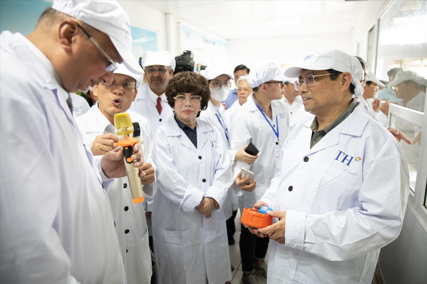 Thủ tướng Phạm Minh Chính nghe giới thiệu về công nghệ chăn nuôi bò sữa tập trung của Tập đoàn TH 
